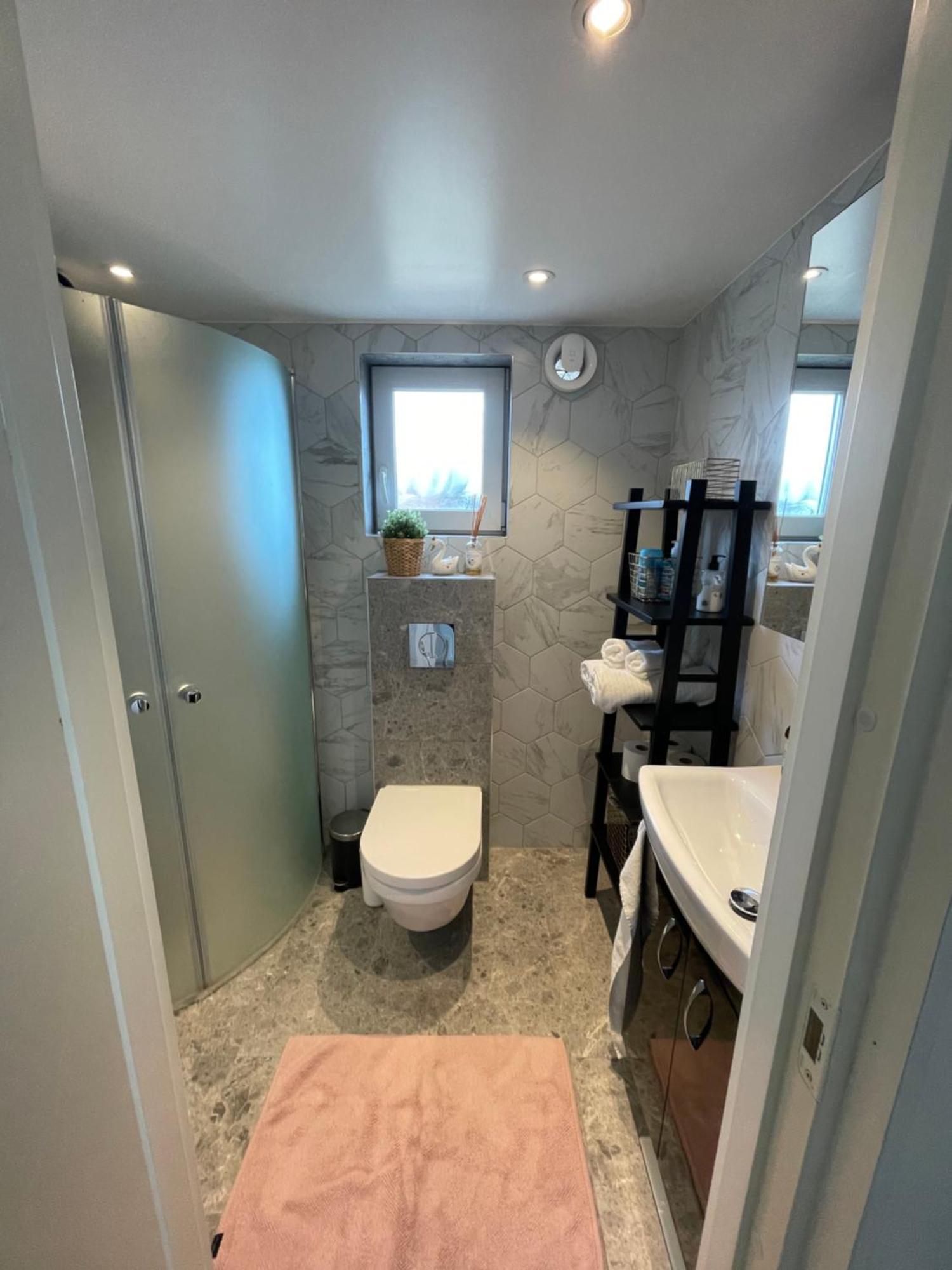 Ett Nytt Fraesch Hus Utanfoer Stockholm Naera Arlanda Villa Rosersberg Dış mekan fotoğraf