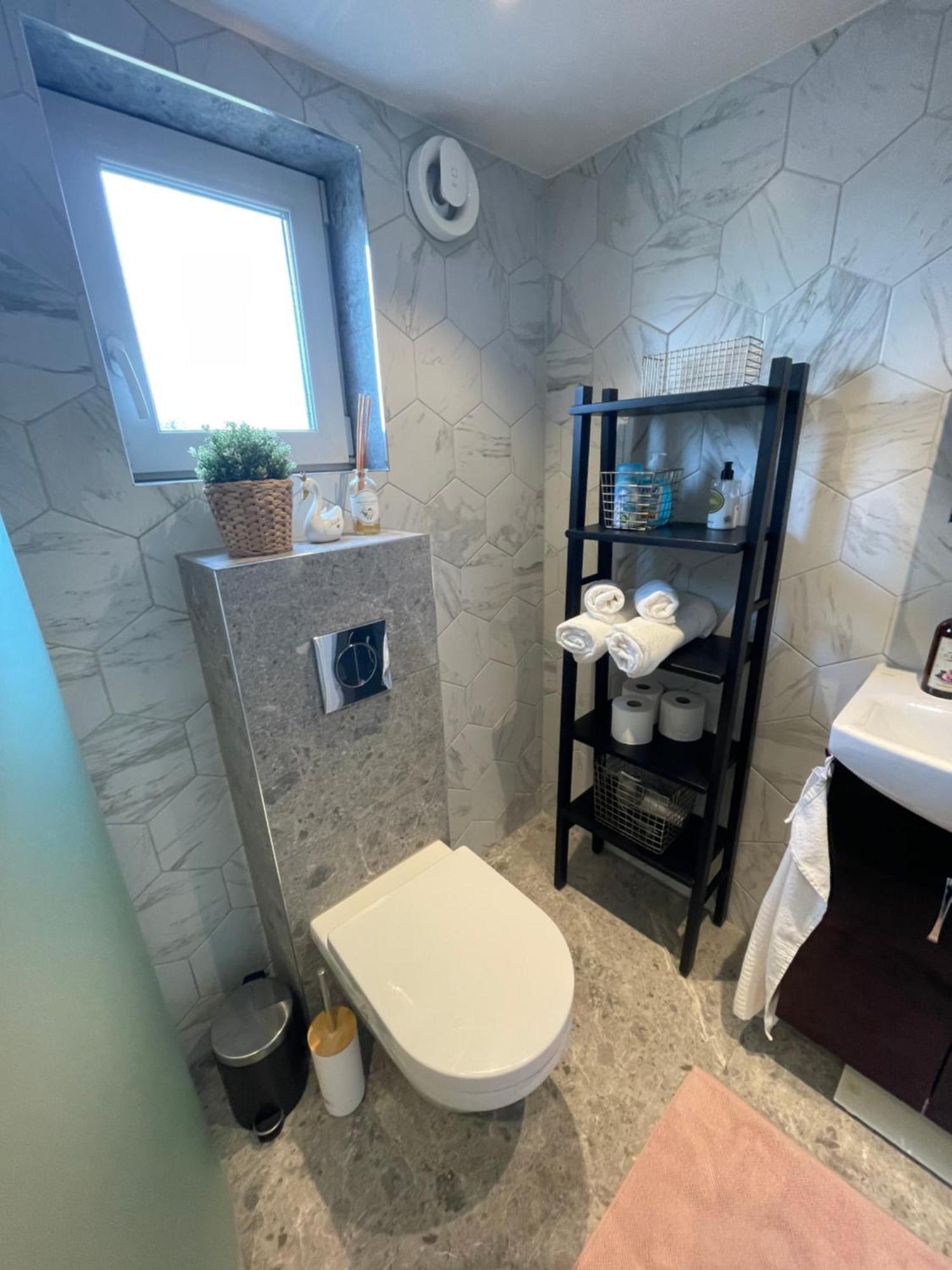 Ett Nytt Fraesch Hus Utanfoer Stockholm Naera Arlanda Villa Rosersberg Dış mekan fotoğraf
