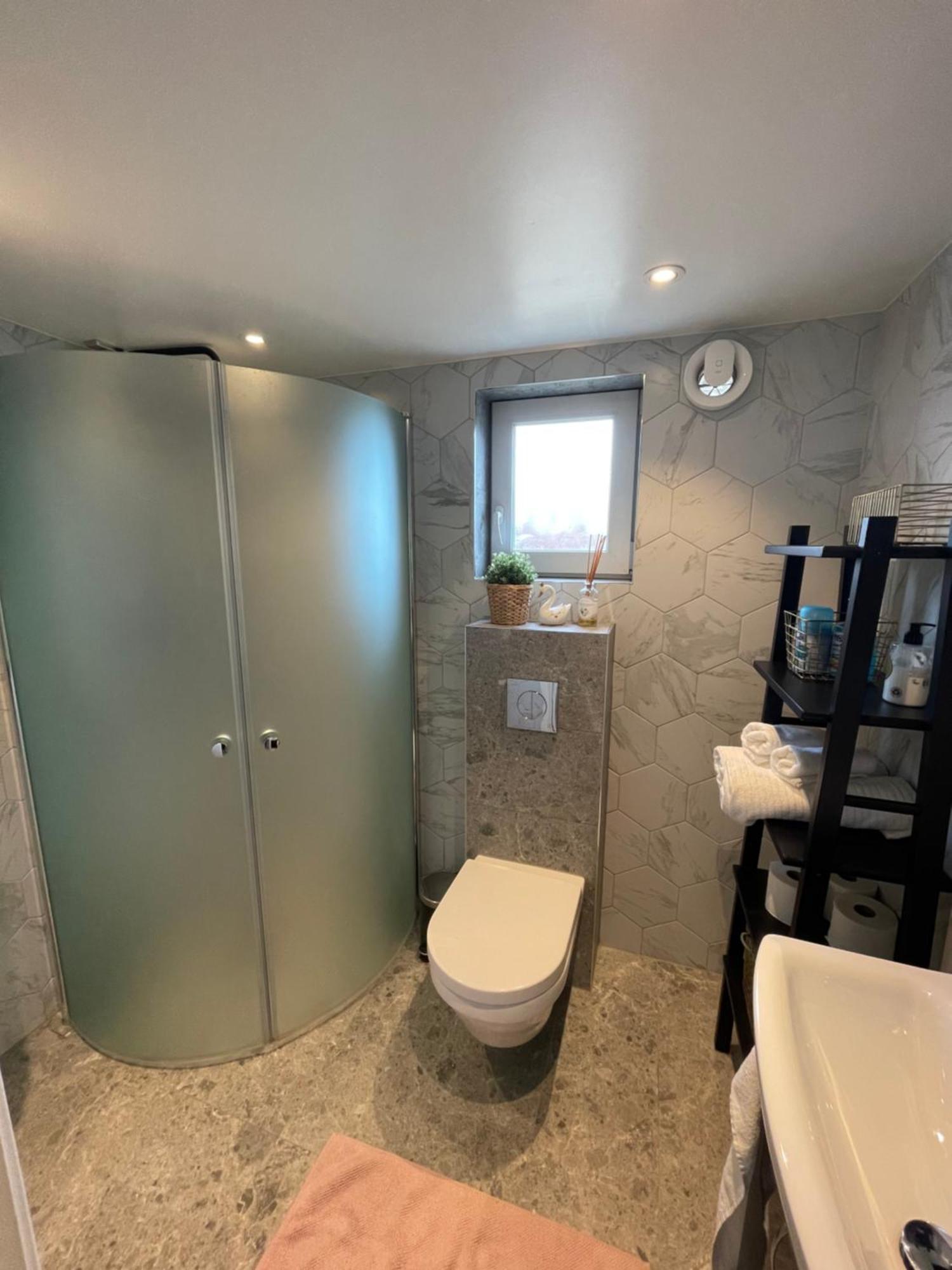 Ett Nytt Fraesch Hus Utanfoer Stockholm Naera Arlanda Villa Rosersberg Dış mekan fotoğraf