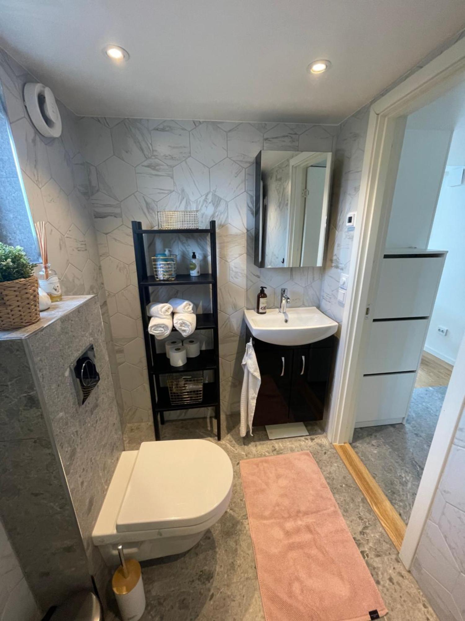 Ett Nytt Fraesch Hus Utanfoer Stockholm Naera Arlanda Villa Rosersberg Dış mekan fotoğraf